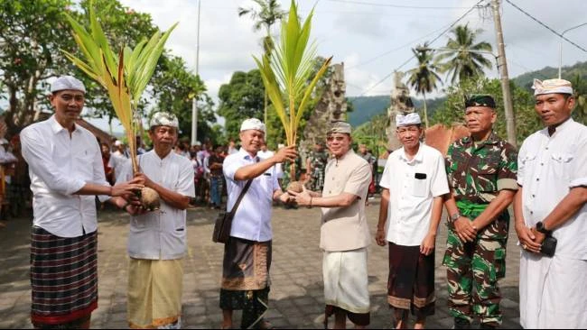 Peringati Tumpek Wariga, Bupati Satria Tanam Pohon di Desa Besan