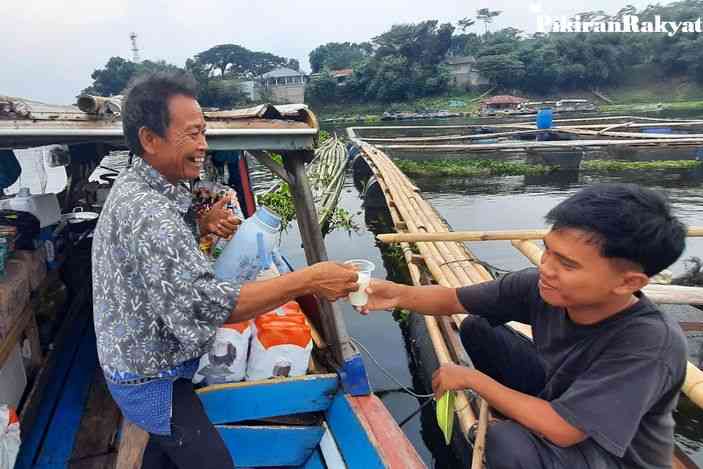 Ketika Perahu Jadi Warung, Danau Beri Rezeki—Hidup Selalu Temukan Jalannya