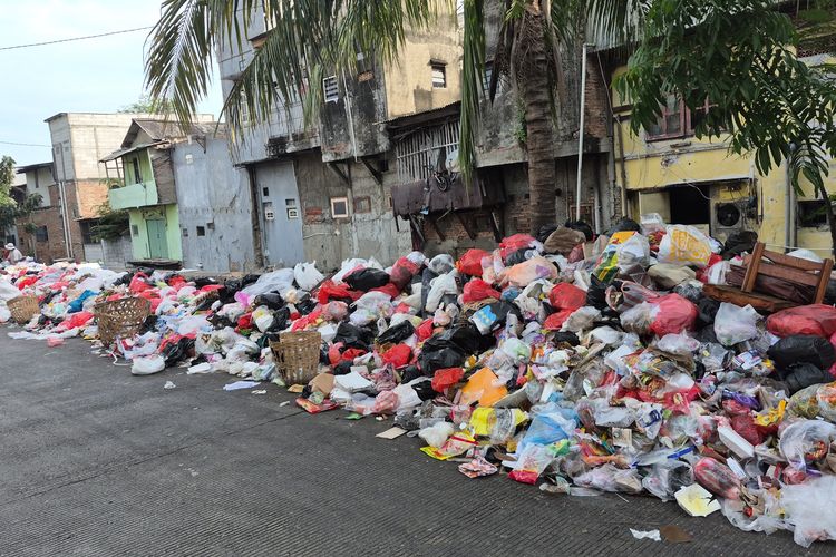 Tumpukan Sampah Tinggi di Pinggir Jalan Warakas