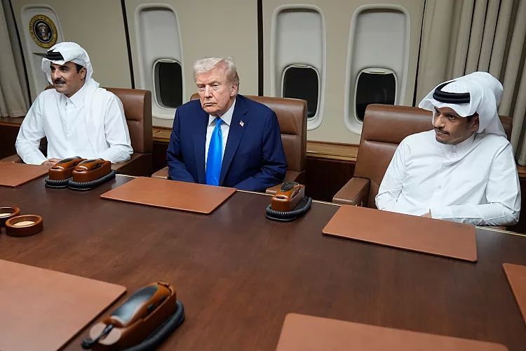 Pertemuan Singkat Trump dan Emir Qatar di Pesawat Air Force One Saat Isi BBM di Doha
