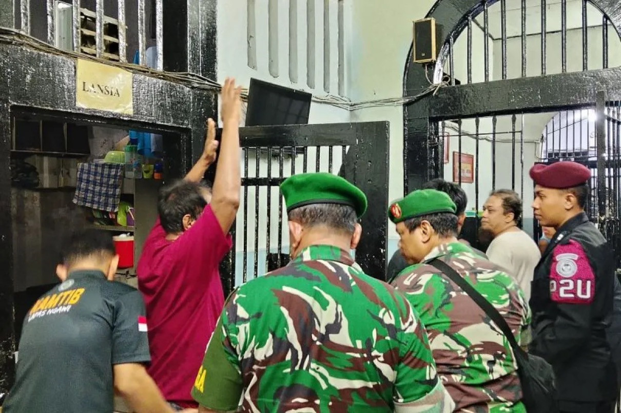 Tim Gabungan Razia Lapas Ngawi, Temukan Ponsel dan Benda Tajam di Blok Hunian