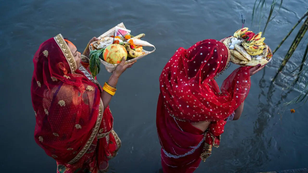 Chhath Puja 2025 Day 3: Sandhya Arghya Timings and Significance