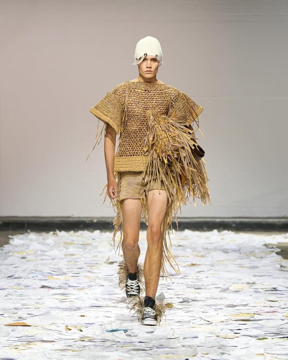 12 Koleksi Oscar Ouyang SS26 di London Fashion Week, Penuh Imajinasi! - Info Malang Raya AA1PeYgE - Info Malang Raya