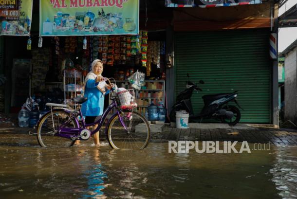 Gubernur Ahmad Luthfi Tinjau Korban Banjir, Pastikan Bantuan Tepat Sasaran