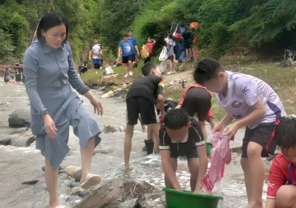 Thầy cô ở Thanh Hóa phải dẫn hàng trăm học sinh ra suối tắm vì thiếu nước sinh hoạt