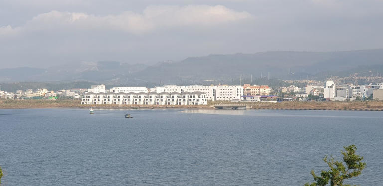 Việc đầu tư các tuyến đường ven biển nhằm tạo sự đồng nhất và đồng bộ cho việc hình thành các khu đô thị, mở rộng không gian phát triển vịnh Cửa Lục. Ảnh: Nguyễn Hùng