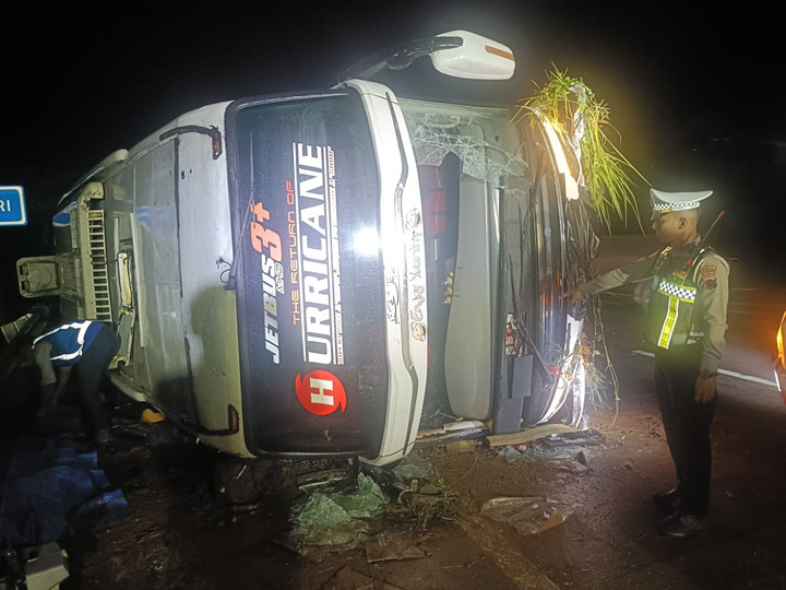 Bus Haryanto Terguling di Tol Batang, 3 Penumpang Meninggal Dunia