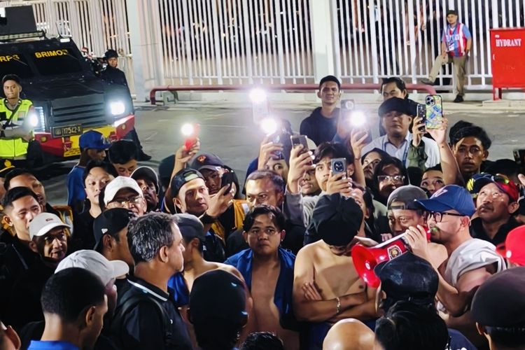 Arema FC Kali Kalah, Aremania: Kapan Stadion Penuh?