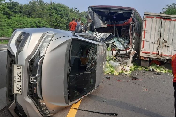 Efek Aquaplanning, Bus Haryanto Terguling di Jalan Tol, 3 Orang Tewas