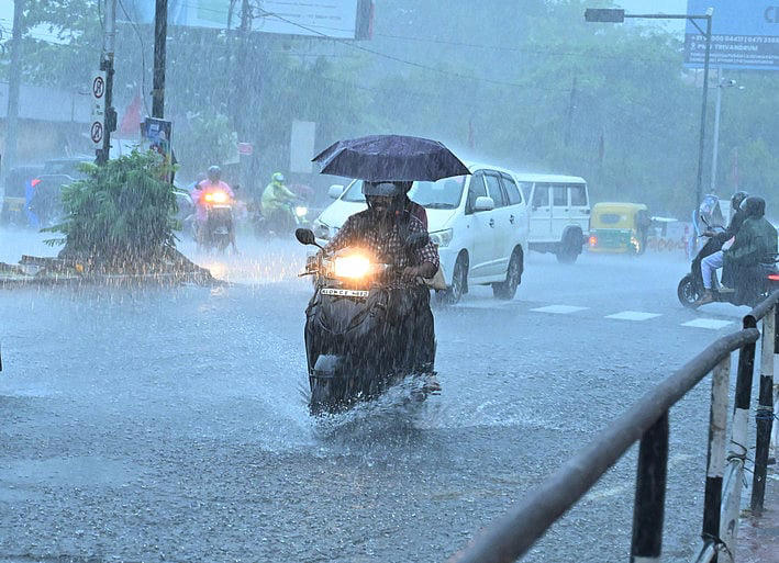 Heavy rains lash Kerala; fishermen dies in Alappuzha, IMD issues orange ...