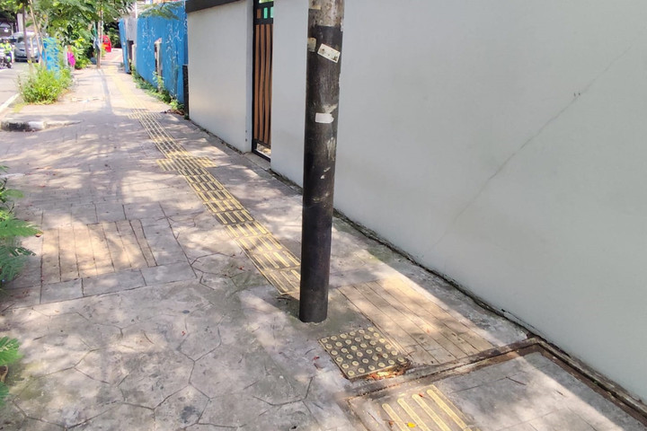 Menelusuri Jalanan Jakbar: Tidak Ramah Disabilitas, Terhalang Tiang Listrik