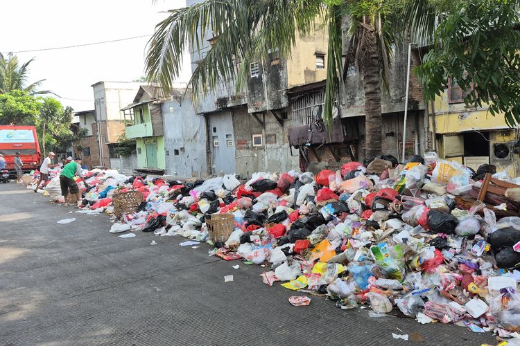 Empat Tahun Jalan Warakas Terendam Sampah
