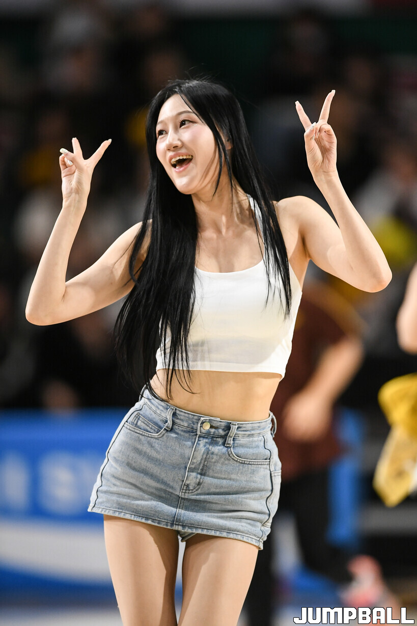 [오늘의 농구장여신] LG 치어리더 '승리의 함성을 함께 외쳐요'