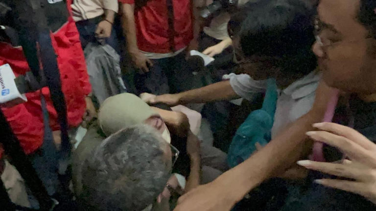 Orangtua Delpedro Marhaen histeris usai putusan praperadilan di PN Jaksel. (IDN Times/Aryodamar)