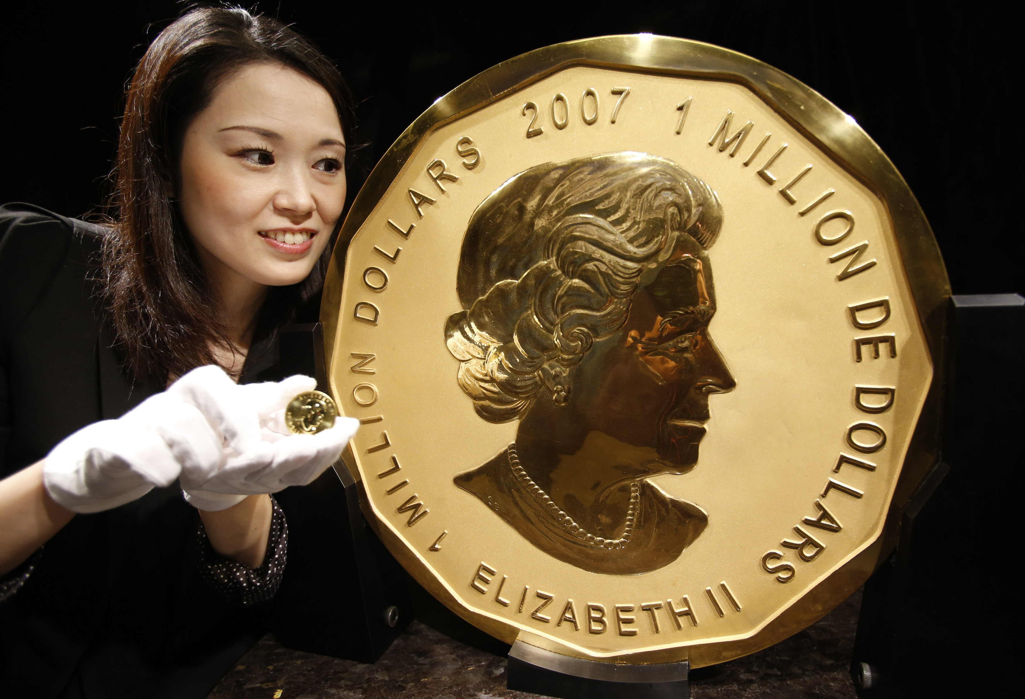 Gold prices hit record high on US interest rate cut bets