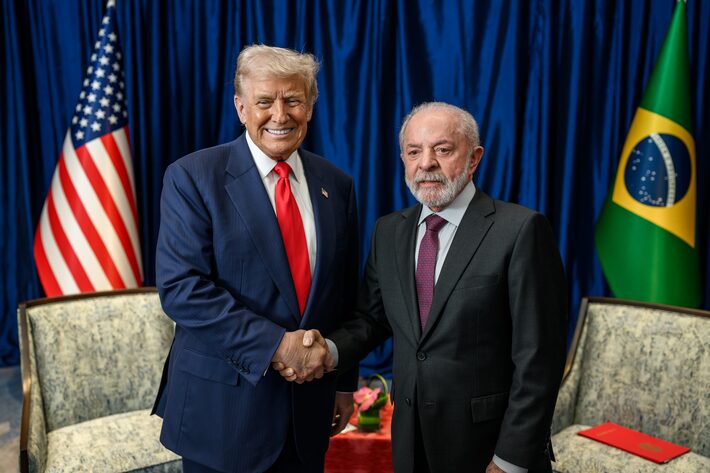 Donald Trump em reunião com Lula, na Malásia, em foto divulgada pela Casa Branca Foto: Reprodução/@White House no X