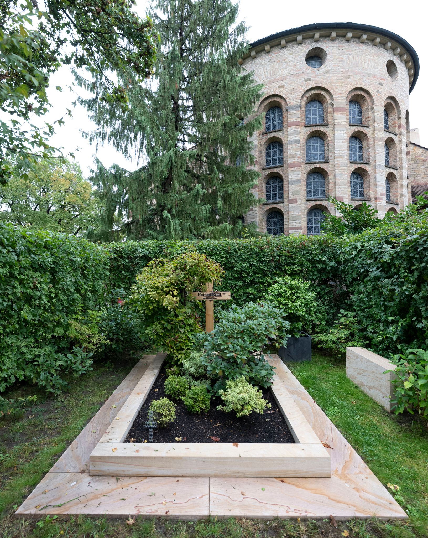 Gestaltung von Helmut-Kohl-Grab beendet: Ein Denkmal im Park