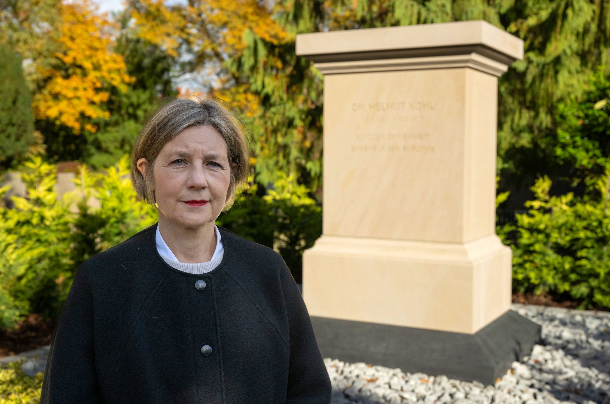 Gestaltung von Helmut-Kohl-Grab beendet: Ein Denkmal im Park