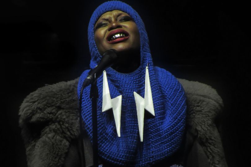 'After almost 90 minutes of waiting, we're told Erykah Badu is on her way'