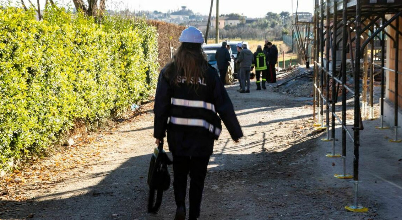 Operaio precipita dal cestello elevatore da un'altezza di 3 metri alle ...