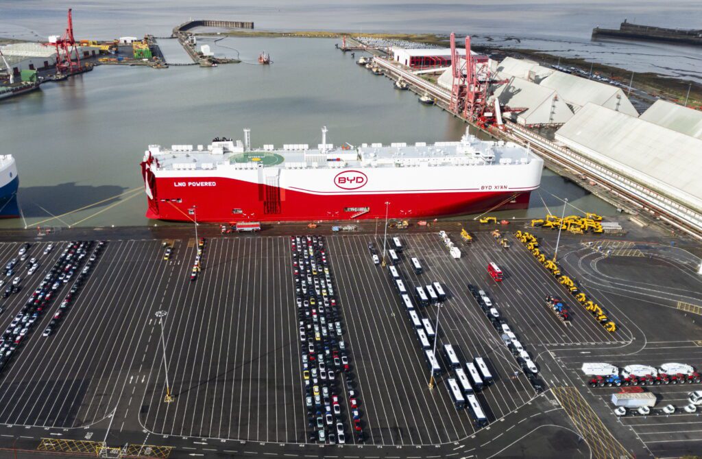 Chinesisches Containerschiff mit 7.000 billigen Elektroautos legt in ...