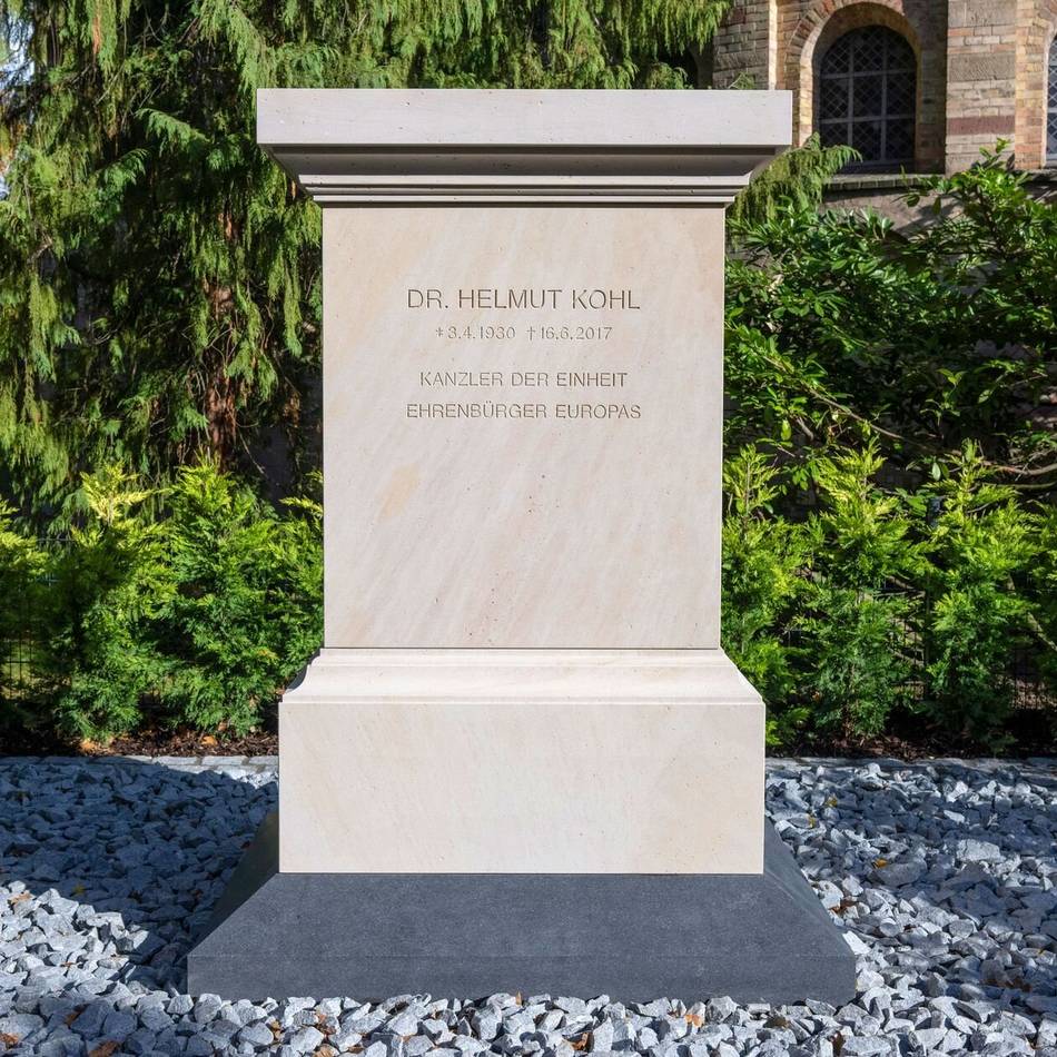 Ein Denkmal im Park: Gestaltung von Helmut-Kohl-Grab beendet