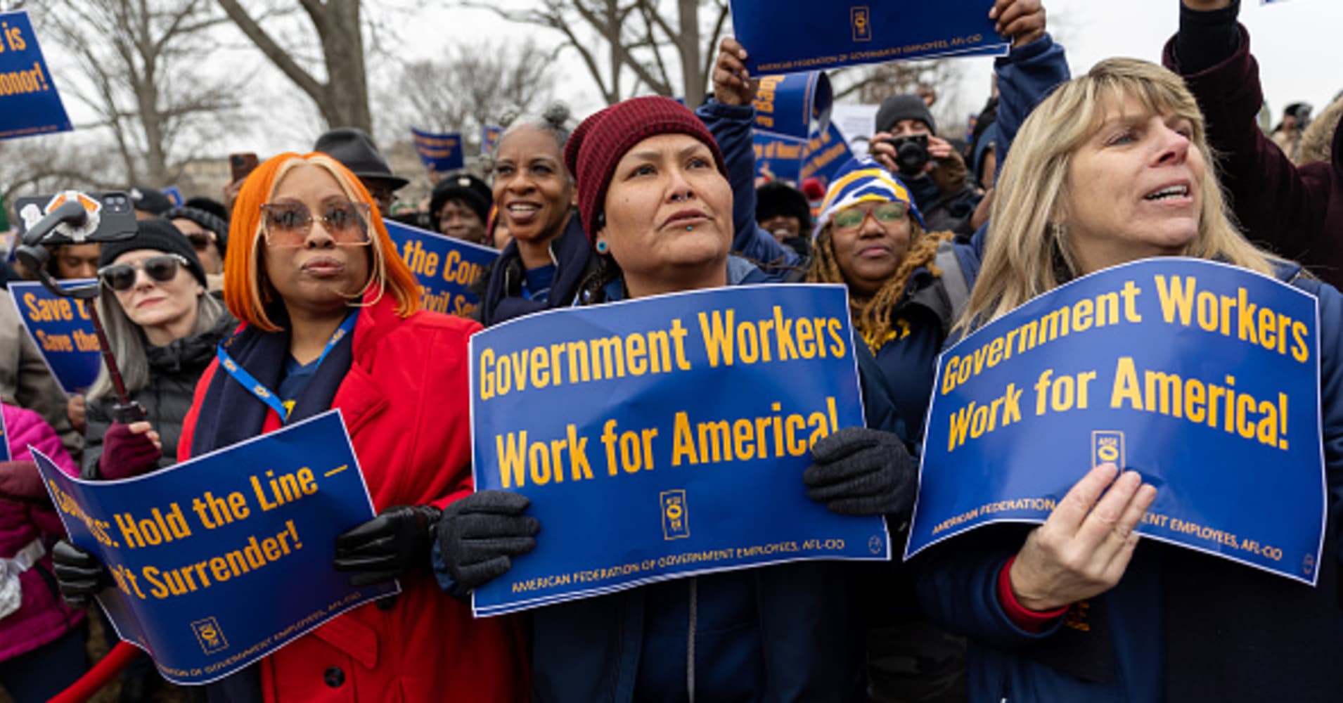 Largest federal worker union urges end to government shutdown