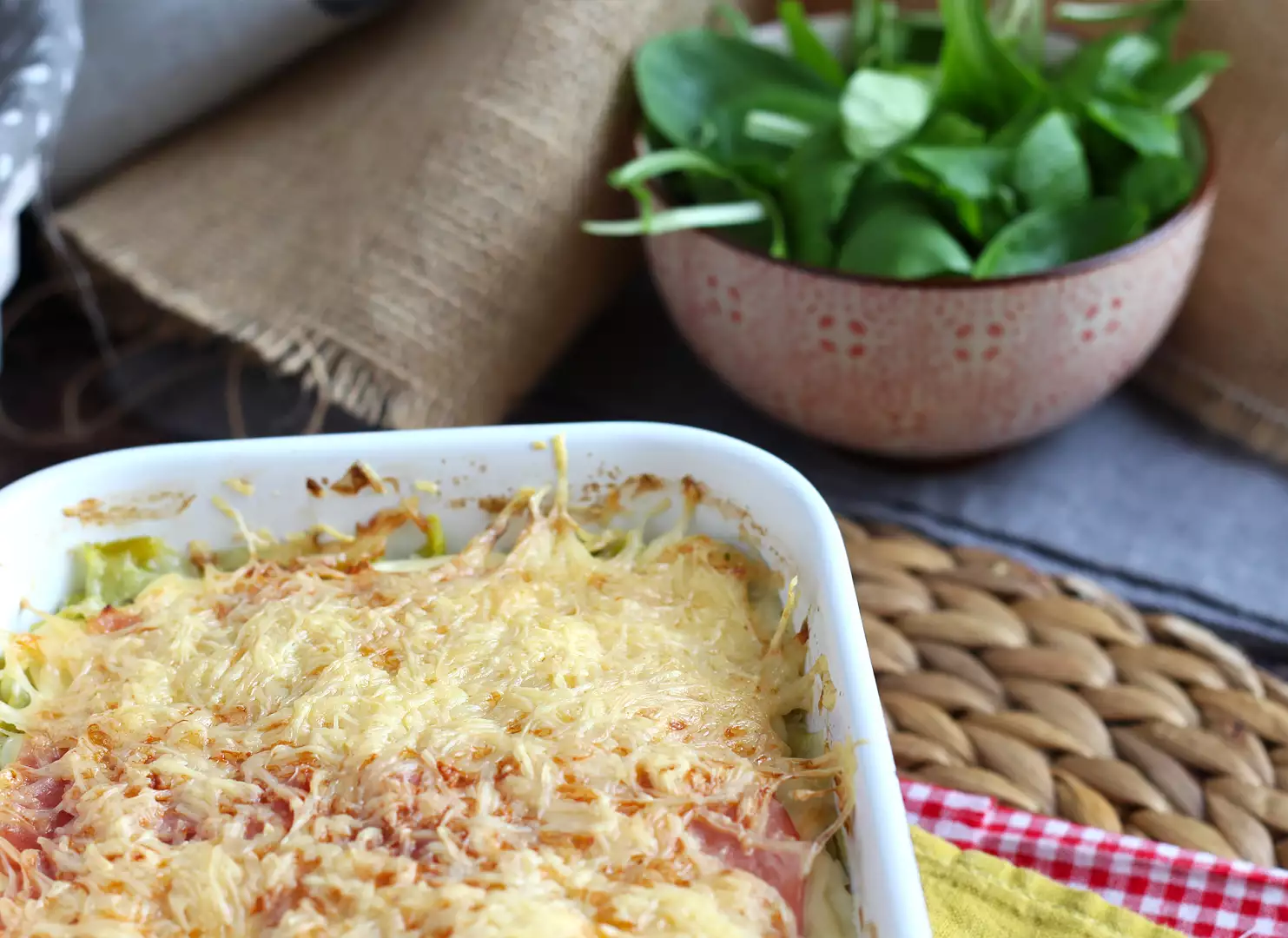 Lauchgratin mit schinken und käse