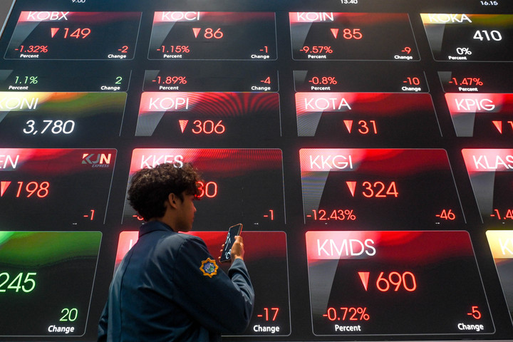 IHSG turun 0,31 persen, rupiah naik ke Rp 16.676 per dolar AS