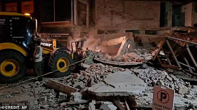 Moment 6.1 magnitude quake hits Turkey: CCTV shows buildings shaking as ...