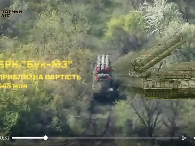Das Video des ukrainischen Militärs zeigt die Luftaufnahme eines Militärfahrzeugs, wohl ein Buk-M3-Luftabwehrsystem