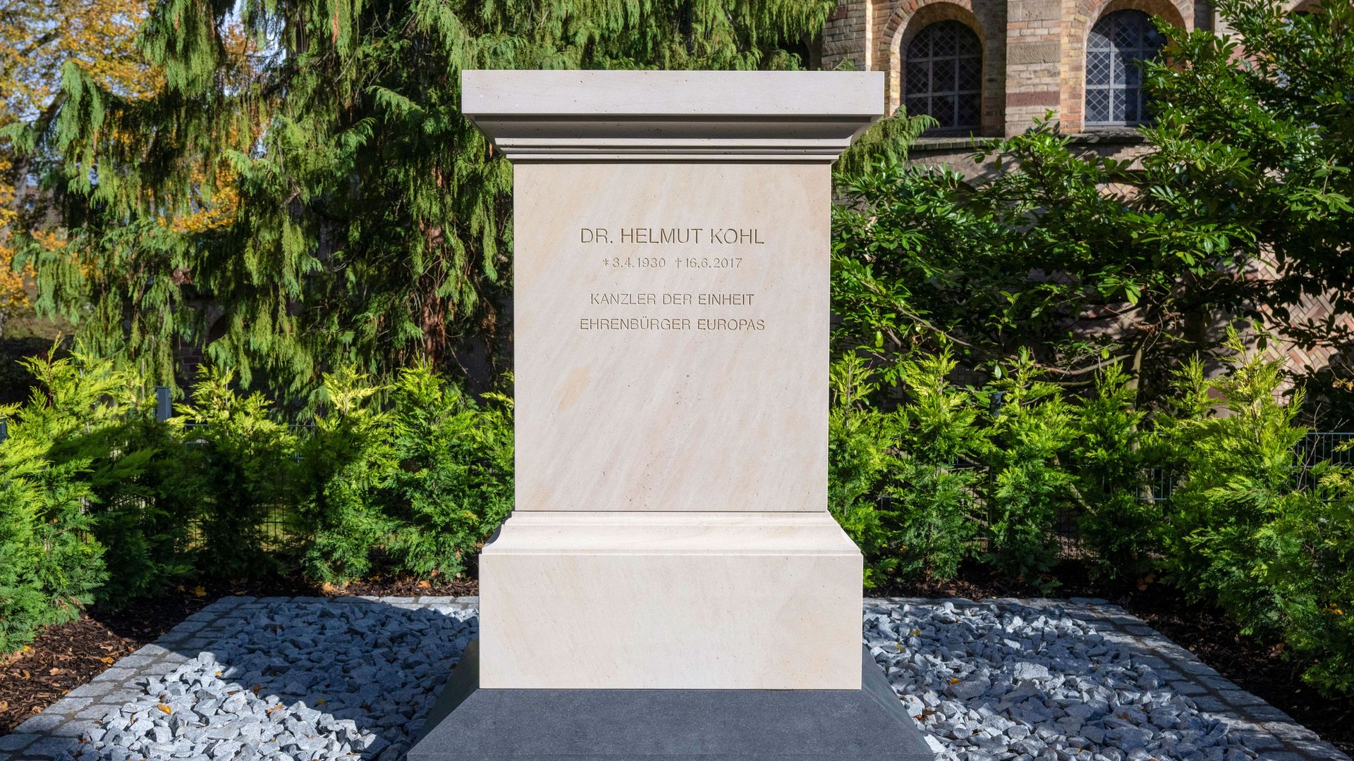 Helmut Kohl: Grab von ehemaligem Bundeskanzler zum Gedenkort umgestaltet