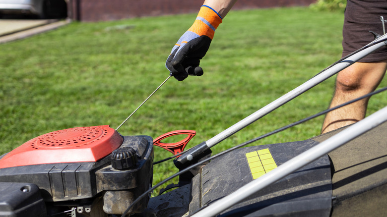 4 reasons why your lawn mower's pull cord is stuck (and how to fix it)