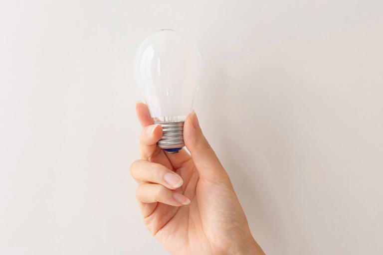 【お金が貯まらない人の習慣】電気代がかさむ“照明のNGな使い方”3つ「つけっぱなしだけじゃない」