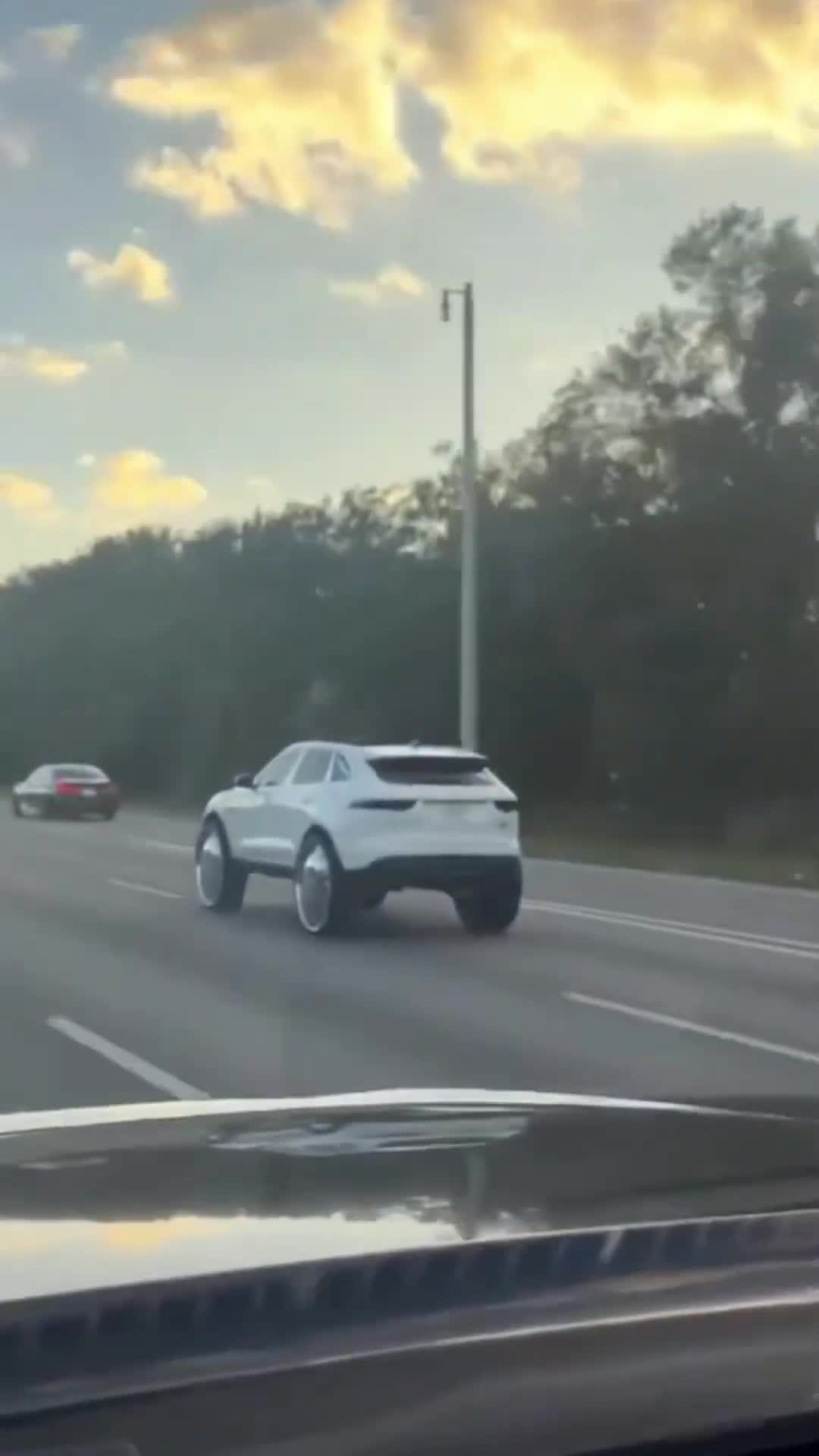 F-Pace Jaguar on 32’s DUB Floaters Slidin