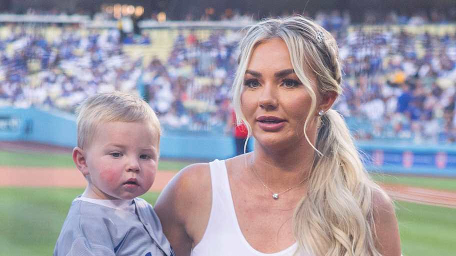 Chelsea Freeman flexes Dodgers jersey beside Mamiko Tanaka for World ...