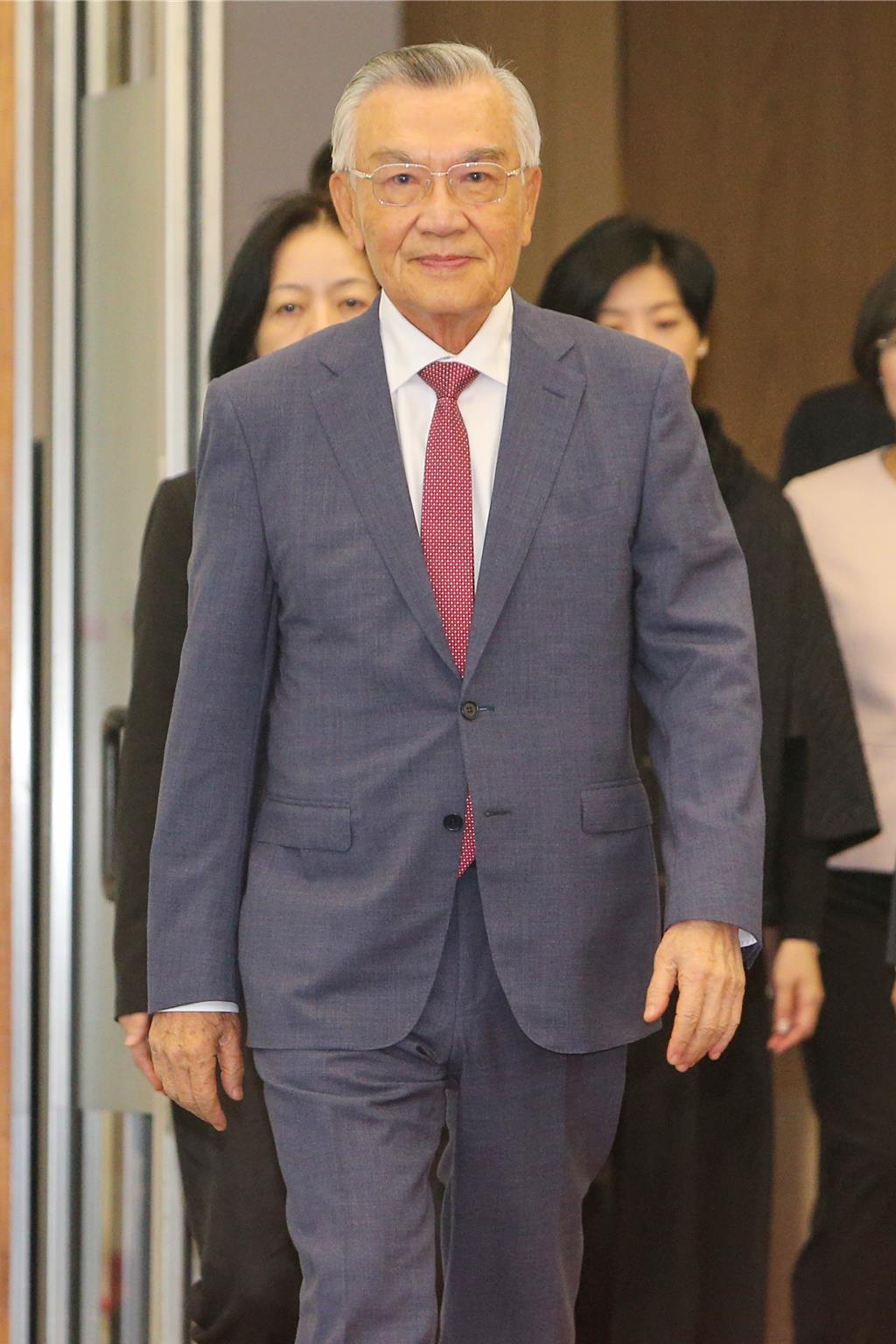 林信義出發參加APEC 小女兒同行