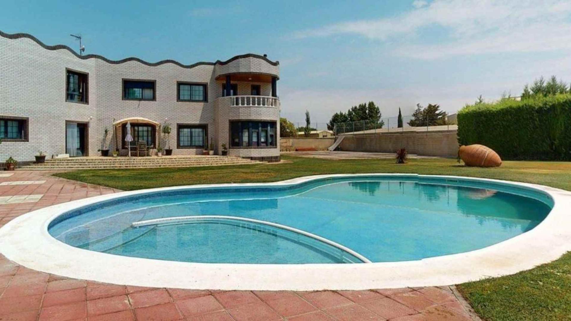 Casa de lujo a la venta en Zaragoza: 588 metros cuadrados y en un ...