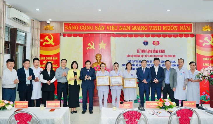 Bộ Y tế tặng bằng khen cho các nữ điều dưỡng bị cha bệnh nhi truy sát