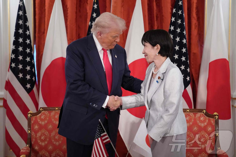 ドナルドトランプアメリカ大統領とダカー理サナに日本総理が 28日東京モットー赤坂で開かれた首脳会談で重要鉱物と稀土類供給確保に関して署名した後握手をしている. 2025.10.28 c。 AFP=ニュース1 c。 News1 金頃民記者