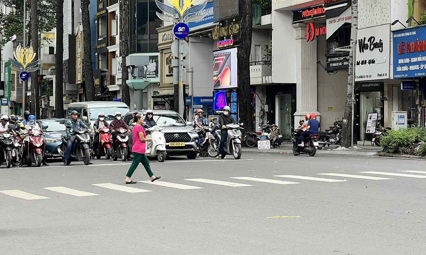 Có thể đi tù nếu không nhường đường cho người đi bộ