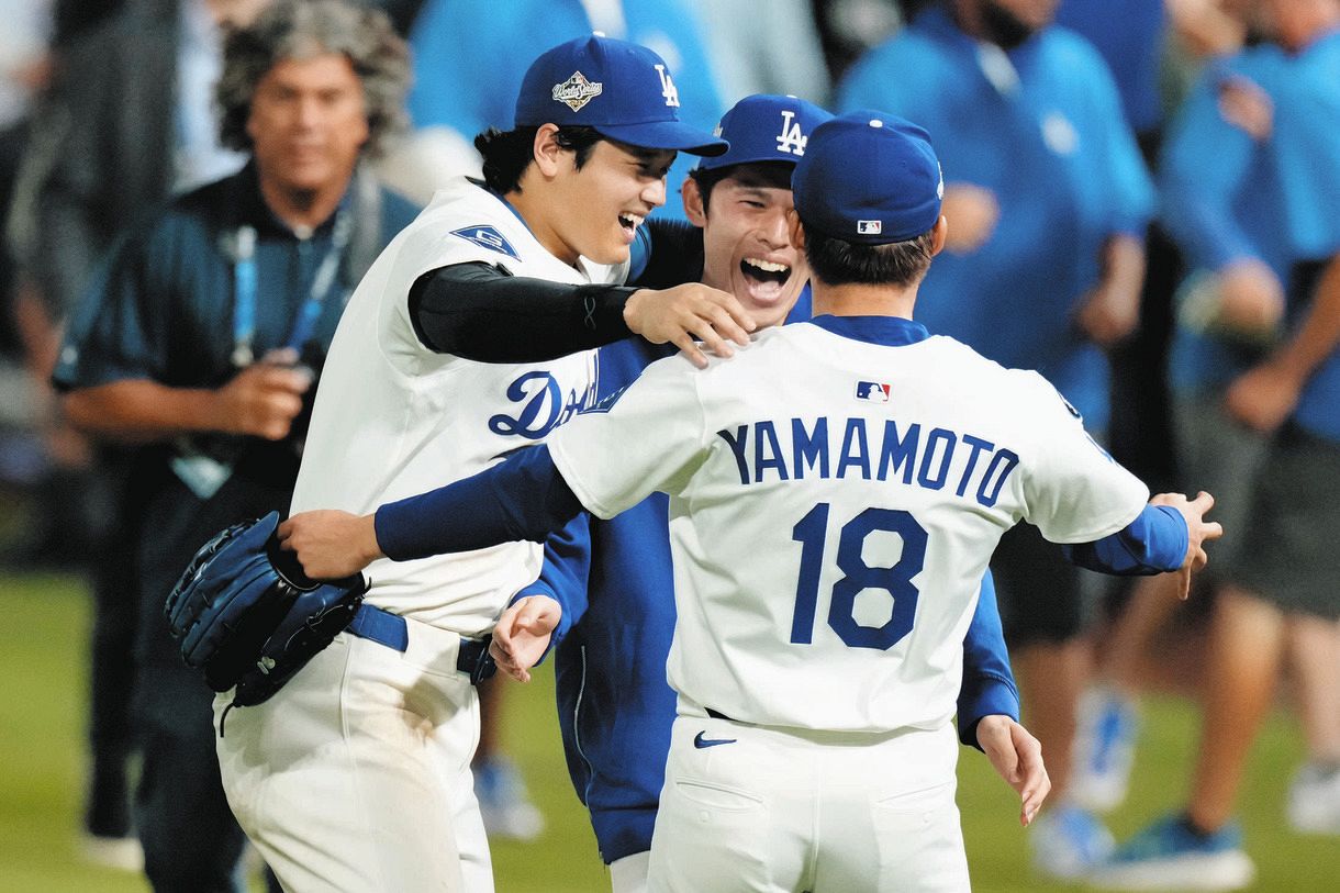 18回劇的決着…大谷翔平、ブルペン待機の山本由伸のもとに真っ先に駆け寄る 佐々木朗希と日本人トリオが胸アツすぎる抱擁