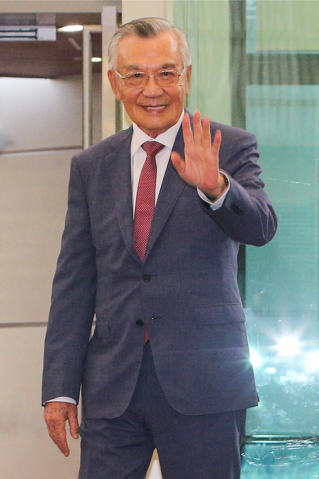 林信義出發參加APEC 小女兒同行