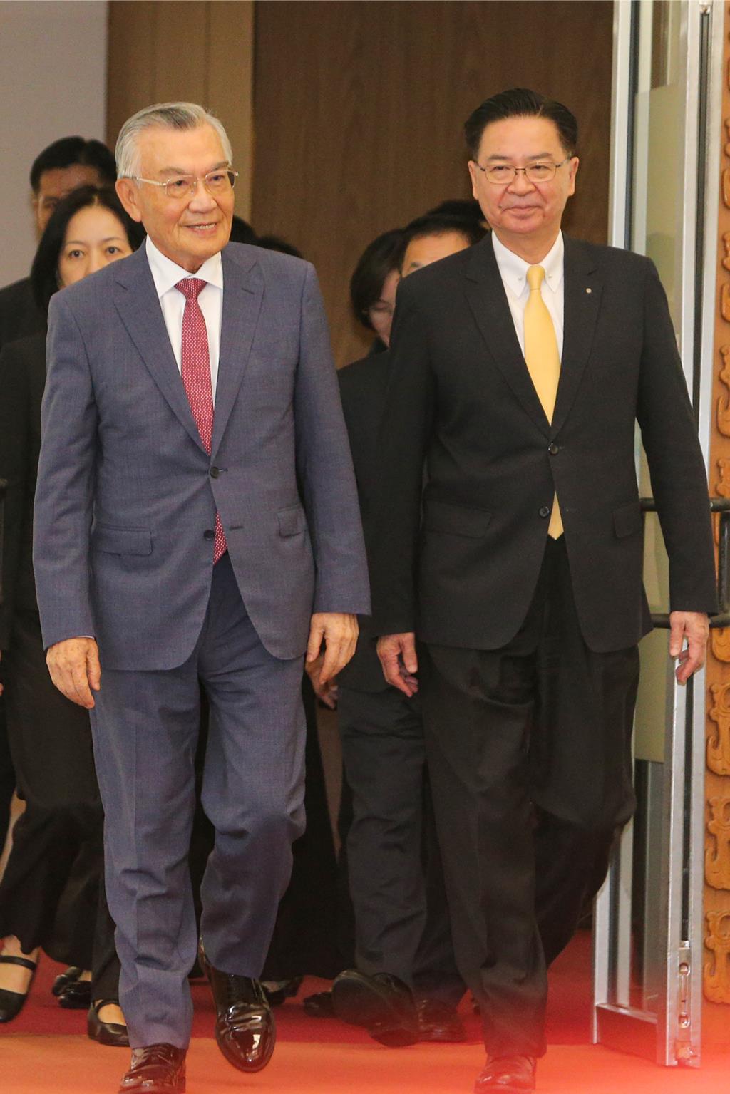 林信義出發參加APEC 小女兒同行