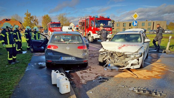 Frontalcrash auf der B247: Zwei Verletzte, nichts geht mehr