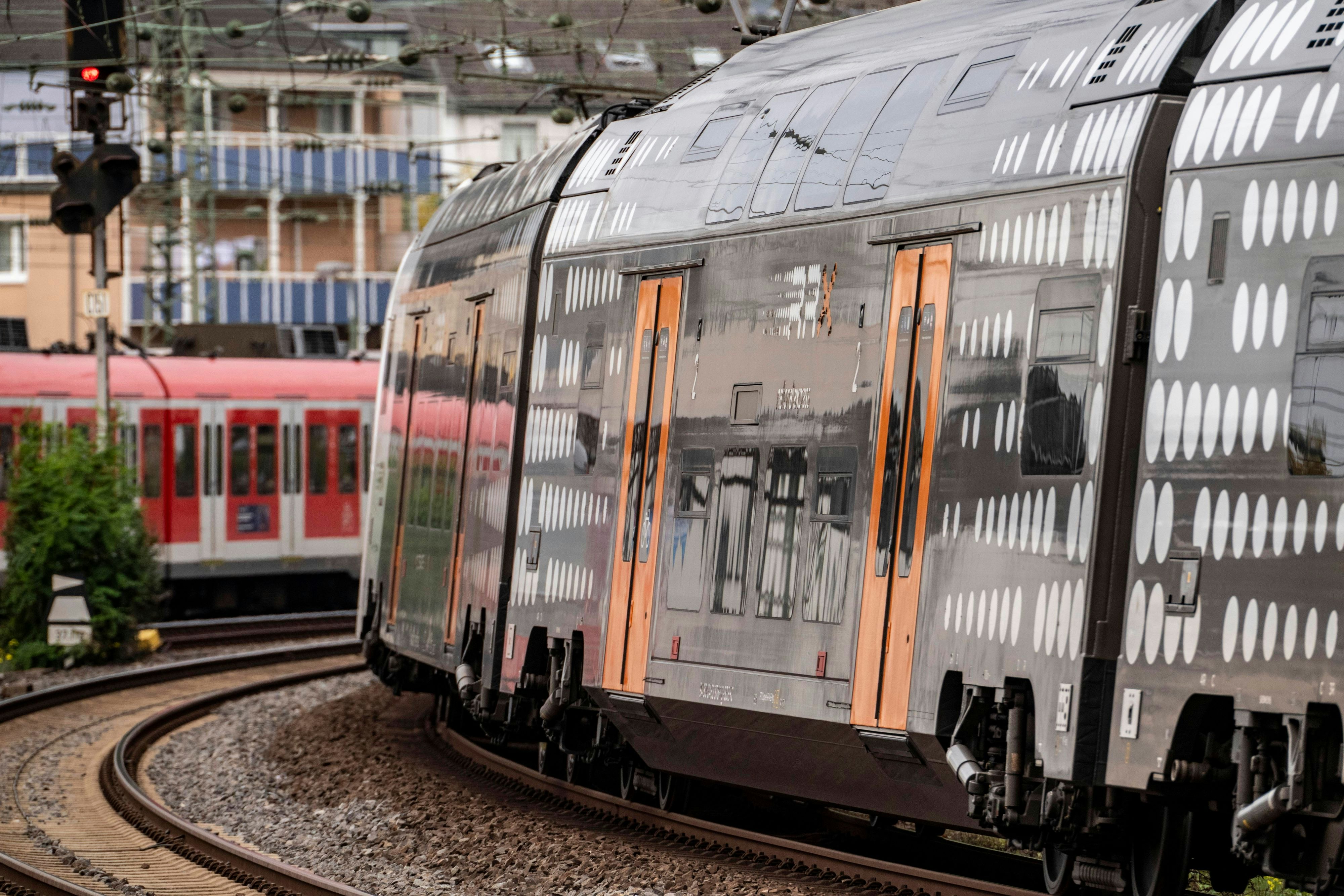 RE5 fährt in Düsseldorf ein: Zugführer sorgt mit Köln-Spruch für großen ...