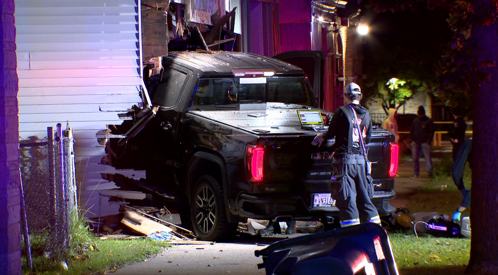 Driver dies after truck crashes into Milwaukee building