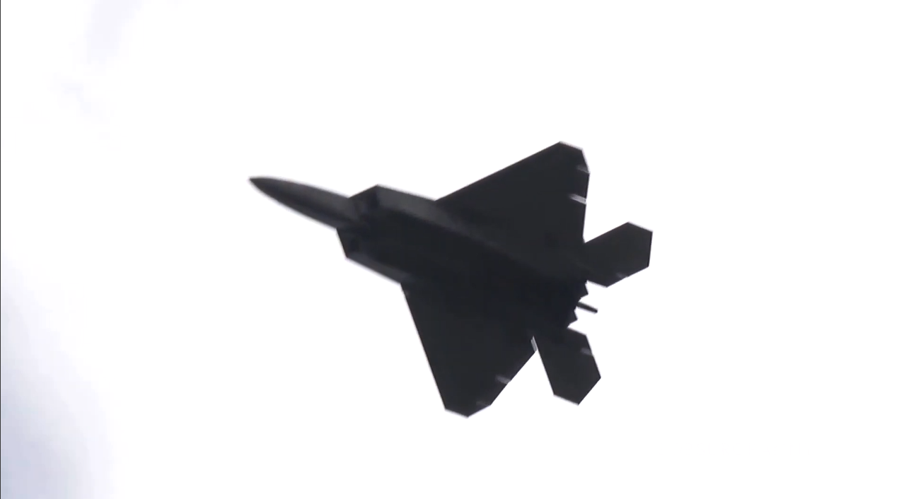 Watch This F-22 Perform an Unreal Power Loop Above the Crowd