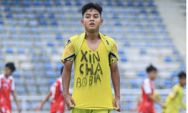 Đằng sau câu chuyện cầu thủ U14 Hà Nội 'xin cha bỏ bia'
