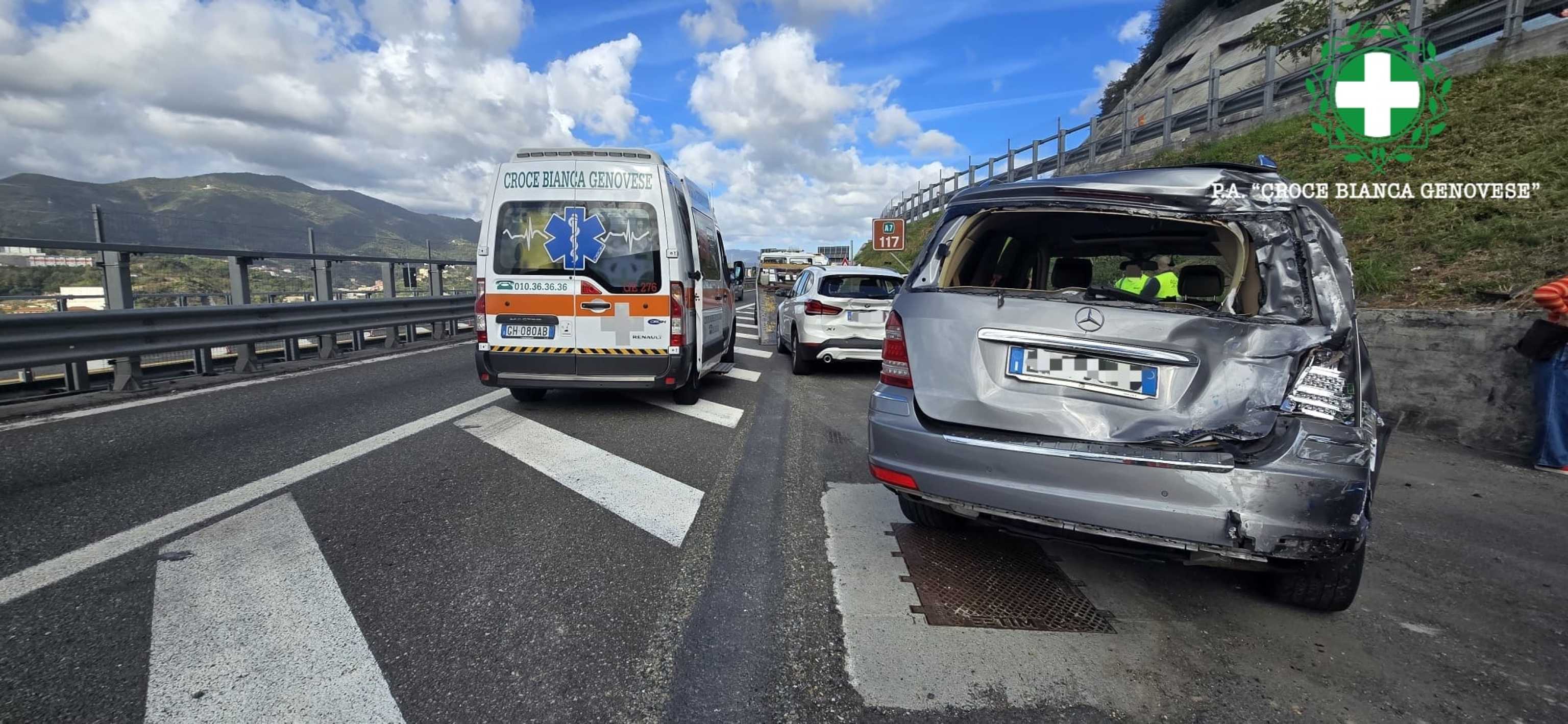 Camionista travolge auto in A7 a Genova e fugge, tre feriti